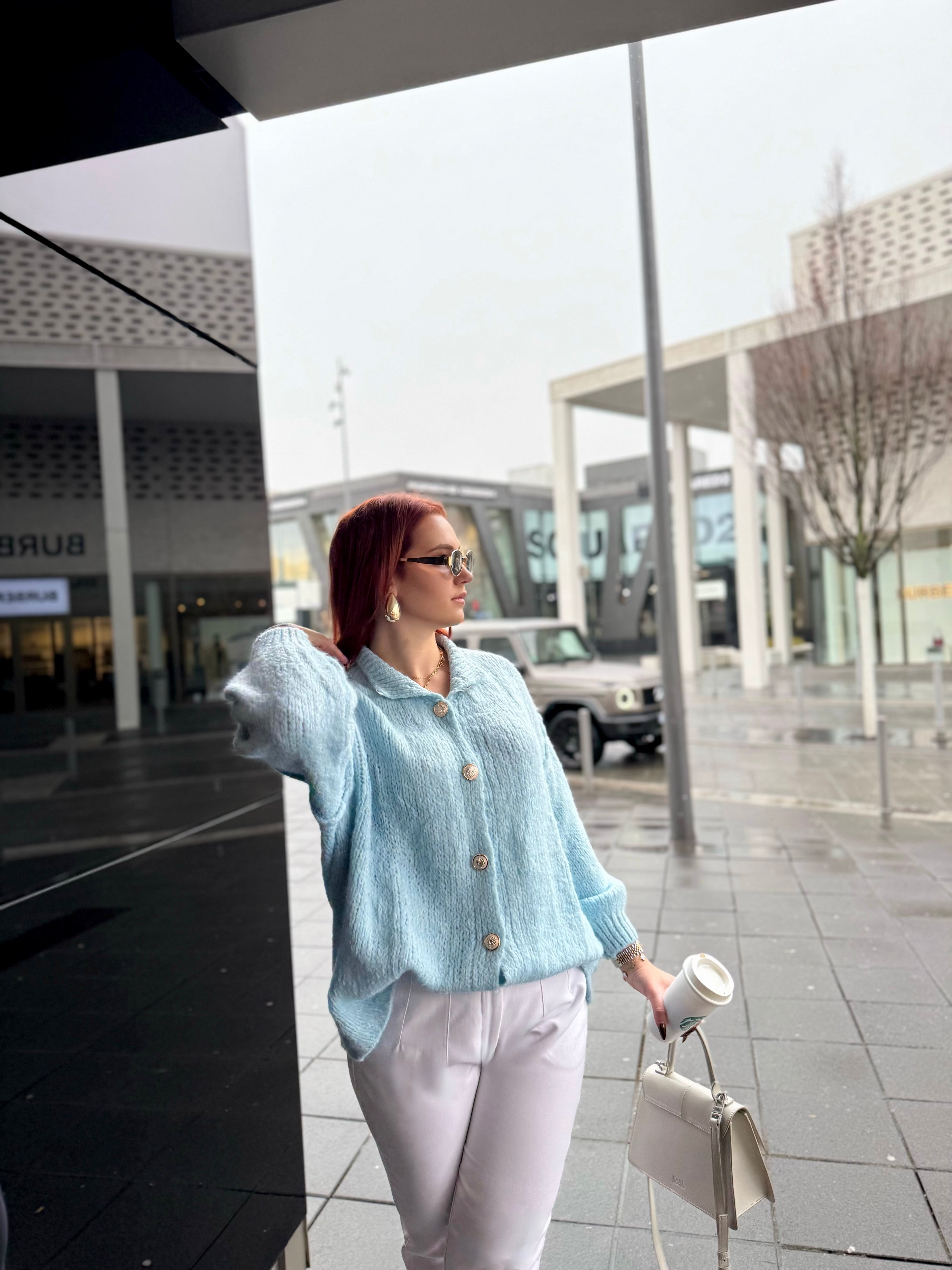 Strickcardigan mit goldfarbenem Knopfdetail