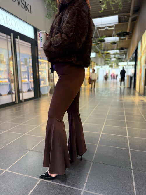 Braune Schlaghose mit fließendem Fall