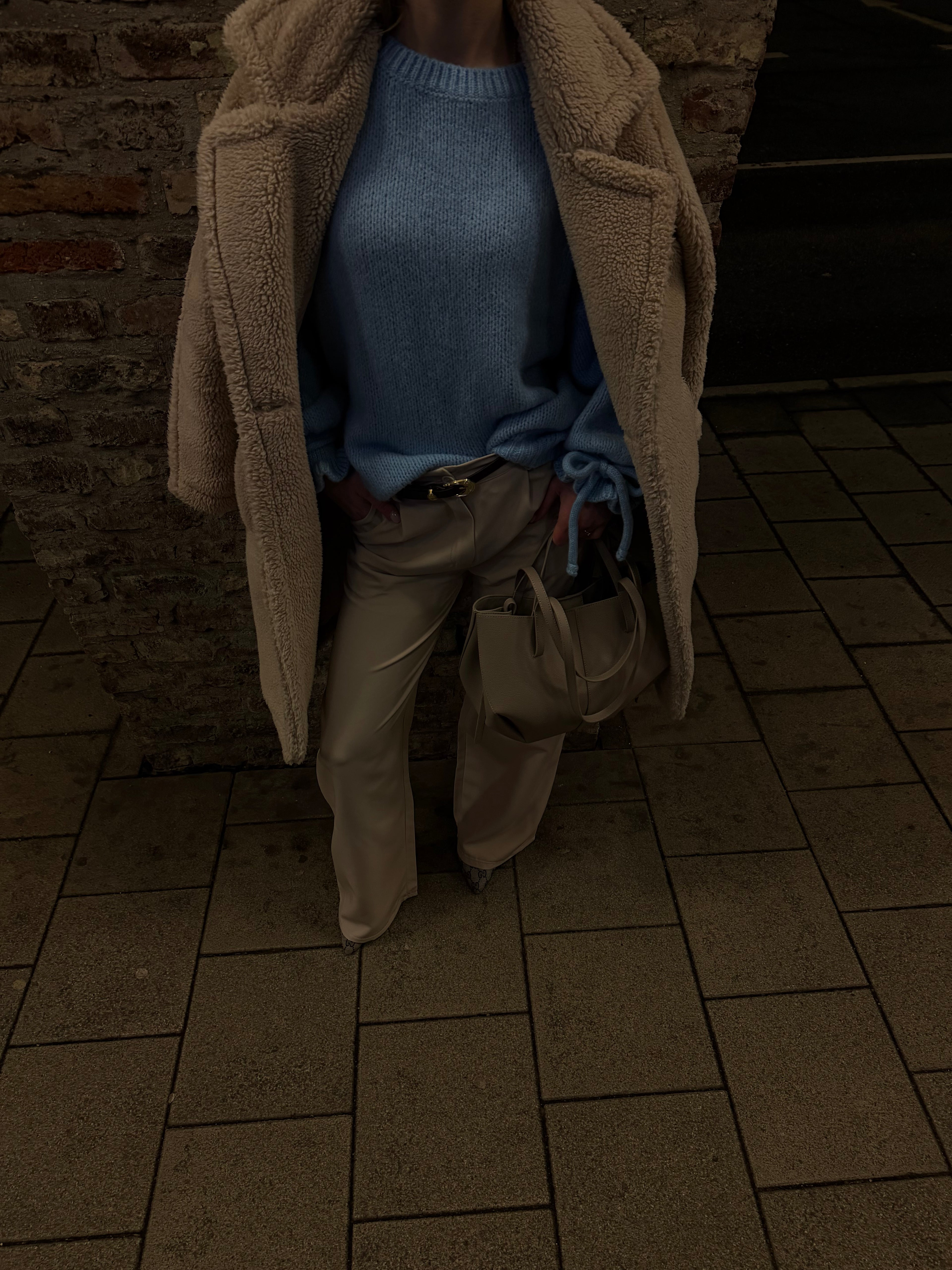 Beigefarbene weite Hose